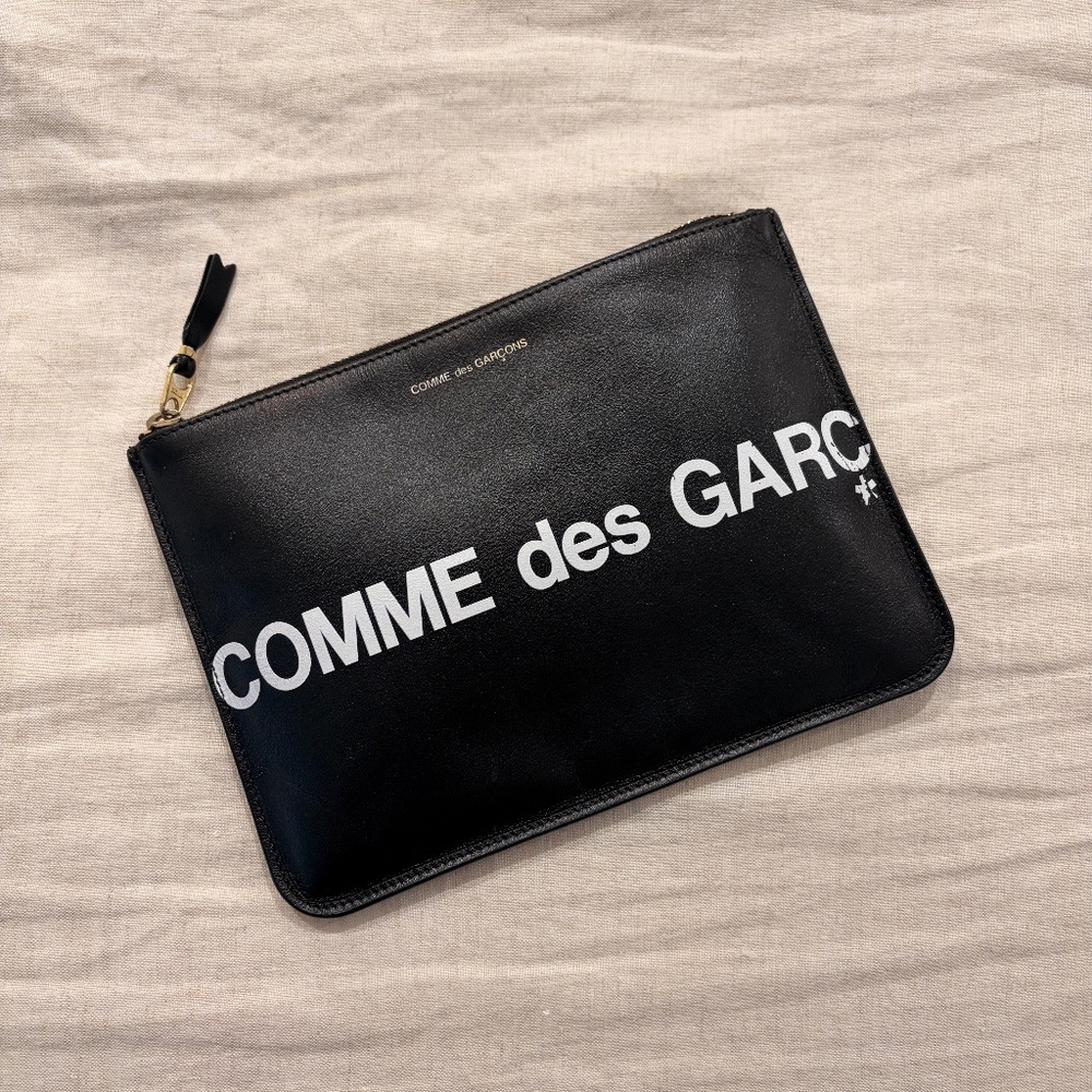 UNISEX COMME DES GARCONS BLACK LEATHER ZIP POUCH WITH WHITE LOGO